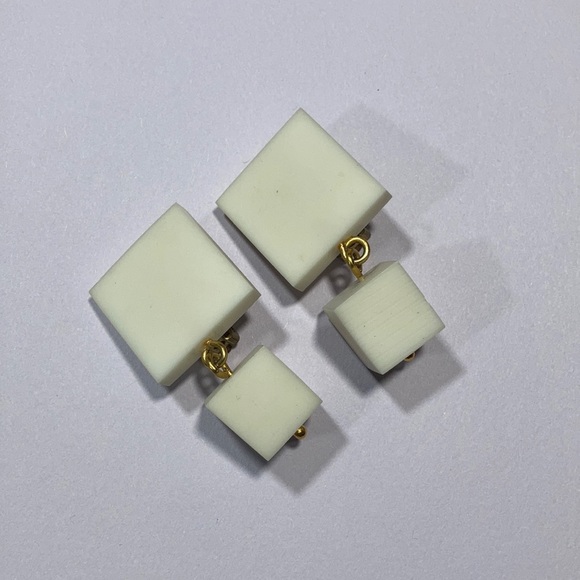 🍀 2 for $20 Vintage Chunky White Clasp Earrings. - Picture 9 of 9
